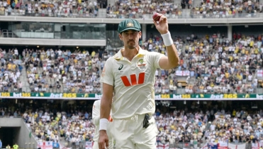 ওয়াকারের ১৯৯৩ সালের রেকর্ড ভাঙলেন স্টার্ক